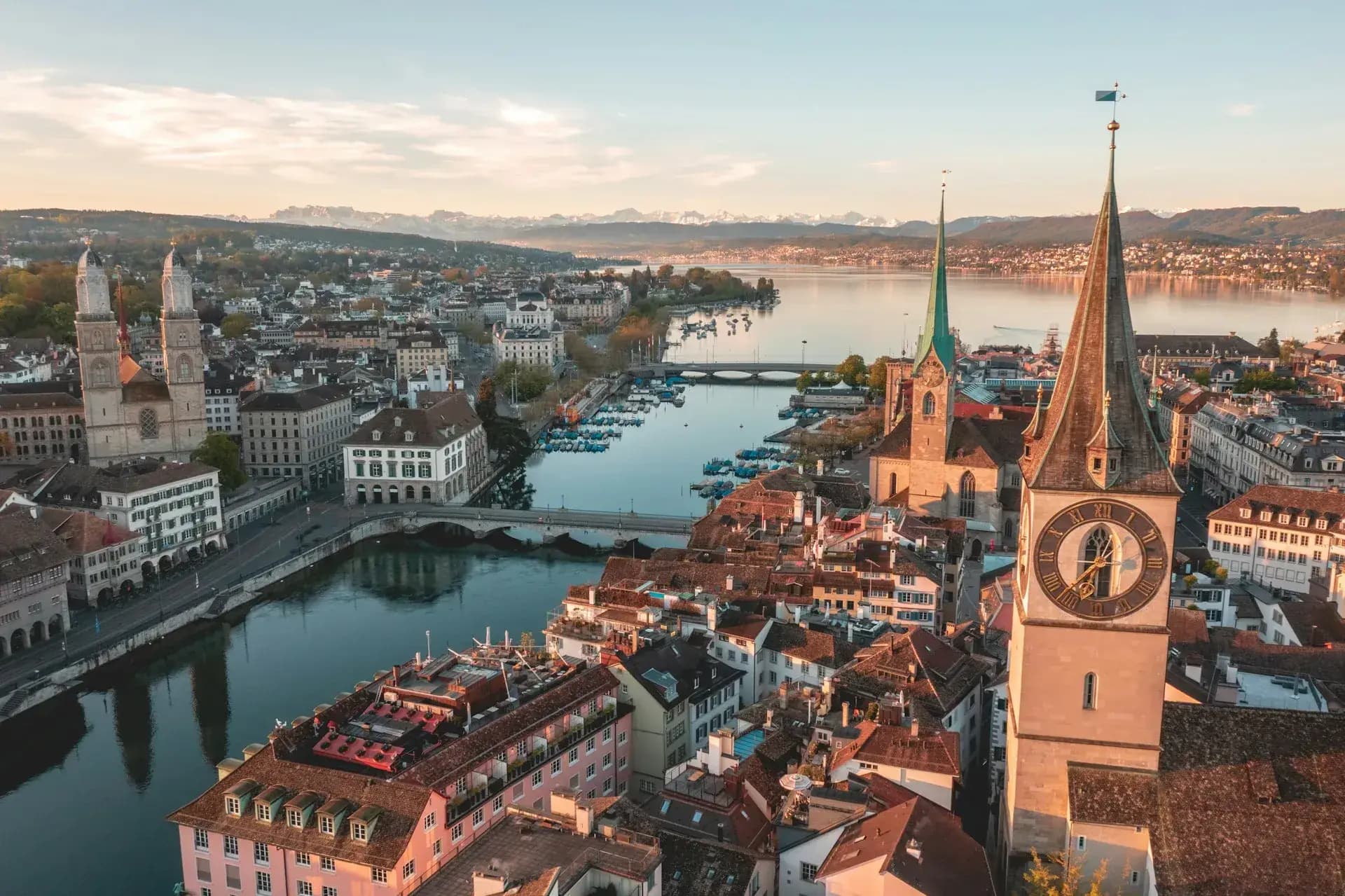 Zürich von oben mit Limmat, Grossmünster und Zürichsee